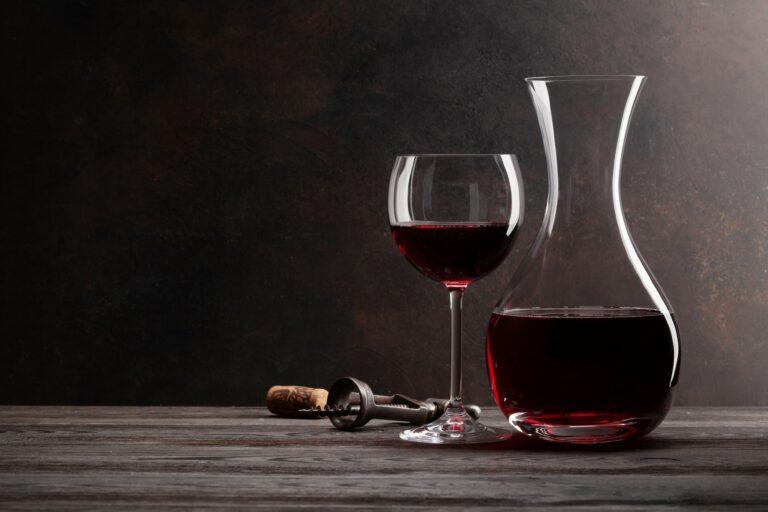 Verre et bouteille de vin rouge